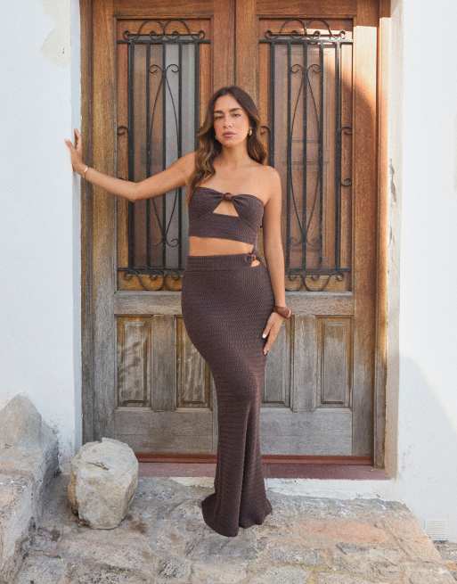 4th & Reckless x Luana Barron - Crop top de plage d'ensemble à encolure bandeau en maille riche en coton avec découpe et détail perle - Chocolat, 4 de 4