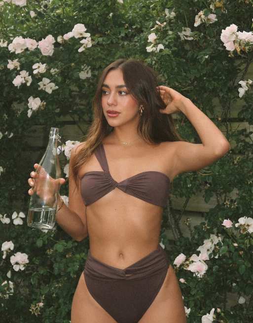 4th & Reckless x Luana Barron – Geraffte Bikinihose in Schokobraun mit hohem Bund, Kombiteil, 3 von 4