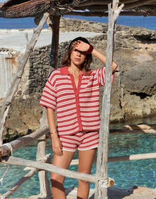 4th & Reckless x Luana Barron - Gestreiftes Strandhemd aus baumwollreichem Häkelstoff in Rot und Weiß mit Kragen und Kno...