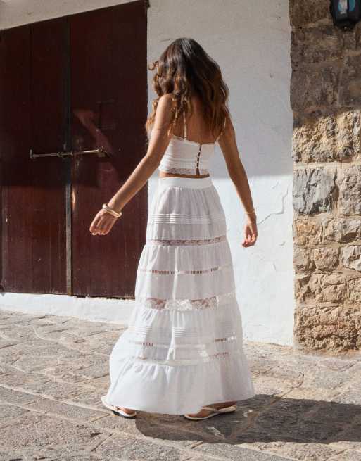 4th & Reckless x Luana Barron - Gonna lunga da spiaggia a balze bianca in misto lino con inserti in pizzo in coordinato, 3 di 4