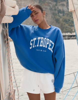 4th & Reckless x Luana Barron - Ines - Sweatshirt in Blau mit „St.Tropez"-Print