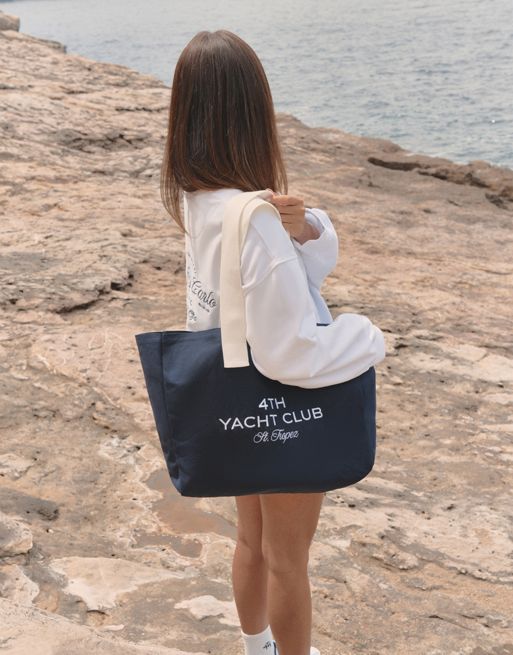 4th & Reckless x Luana Barron – jean block – Strandtasche in Marineblau mit „Yacht Club“-Stickerei