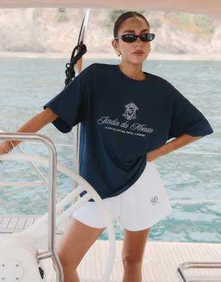 4th & Reckless x Luana Barron - Maison - T-Shirt in Marineblau mit aufgesticktem Logo