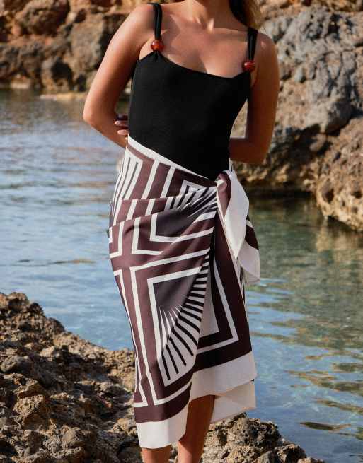 4th & Reckless x Luana Barron - Maxi strandsarong met gestrikte zijkant in bruine tegelprint, 2 van 4