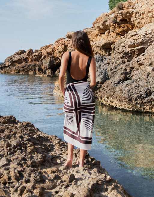 4th & Reckless x Luana Barron - Maxi strandsarong met gestrikte zijkant in bruine tegelprint, 3 van 4