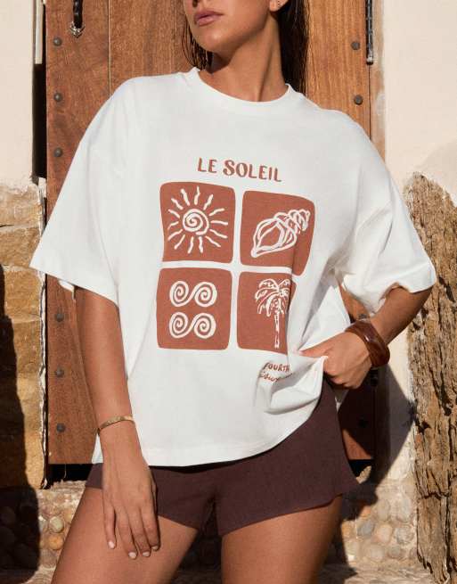 4th & Reckless x Luana Barron – Oversize-T-Shirt aus Baumwolle in Wollweiß mit „Le Soleil“-Grafik, 2 von 4