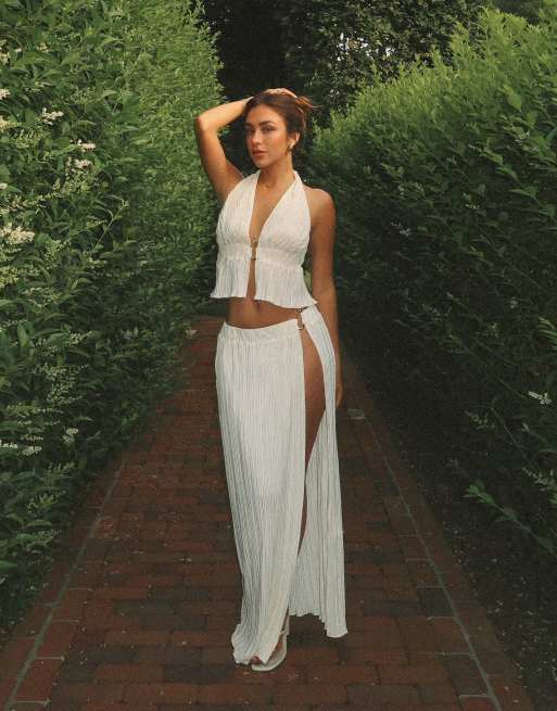 4th & Reckless x Luana Barron - Plissé maxi-strandrok met gouden hardware en dijsplit in wit, deel van co-ord set, 4 van 4