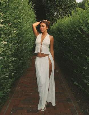 4th & Reckless x Luana Barron – Set mit plissiertem Maxi-Strandrock mit hohem Schlitz und goldfarbenen Metalldetails sowie Neckholder-Oberteil in Weiß - view 1