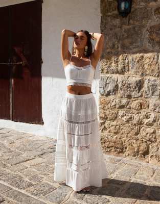 4th & Reckless x Luana Barron - Strand-Camisole mit Leinenanteil in Weiß, Cropped-Schnitt und Spitzenborte, Kombiteil