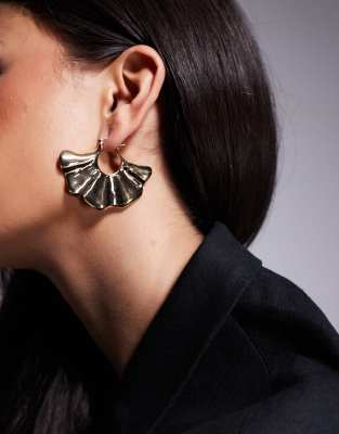 8 Other Reasons 8 Other Reasons fan wave hoop earrings in gold resin and 18k gold plated