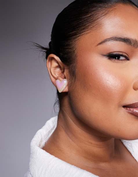 8 Other Reasons heart stud earrings in pearl - view 1