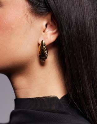 ridged large stud earrings in 18k gold plated