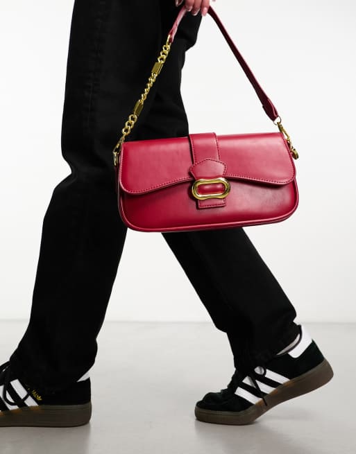 8 Other Reasons – Schultertasche in Rot mit Kettenriemen und goldener Metallverzierung 