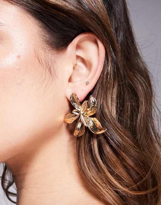 8 Other Reasons - Statement-ørestikker med lotusblomst-design i 18 karat guldbelægning