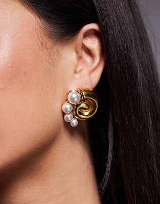 swirl chunky earrings with pearl detail in 18k gold plated