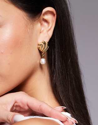 textured stud earrings with pearl drop in 18k gold plated