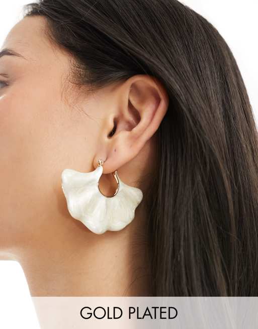 8 Other Reasons - Boucles d'oreilles ondulées en plaqué or 18 carats avec perle 