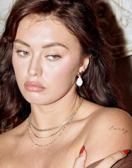 8 Other Reasons x Millie Hannah - Boucles d'oreilles cœurs en plaqué or 18 carats avec perles fantaisie