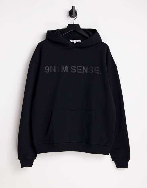 9N1M SENSE – Czarna bluza z kapturem i z logo