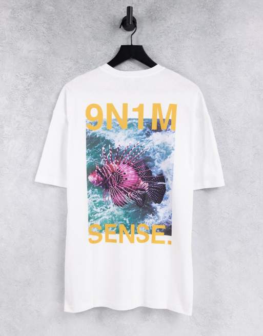 9N1M SENSE – T-Shirt in Weiß mit Kugelfischprint – exklusiv bei ASOS