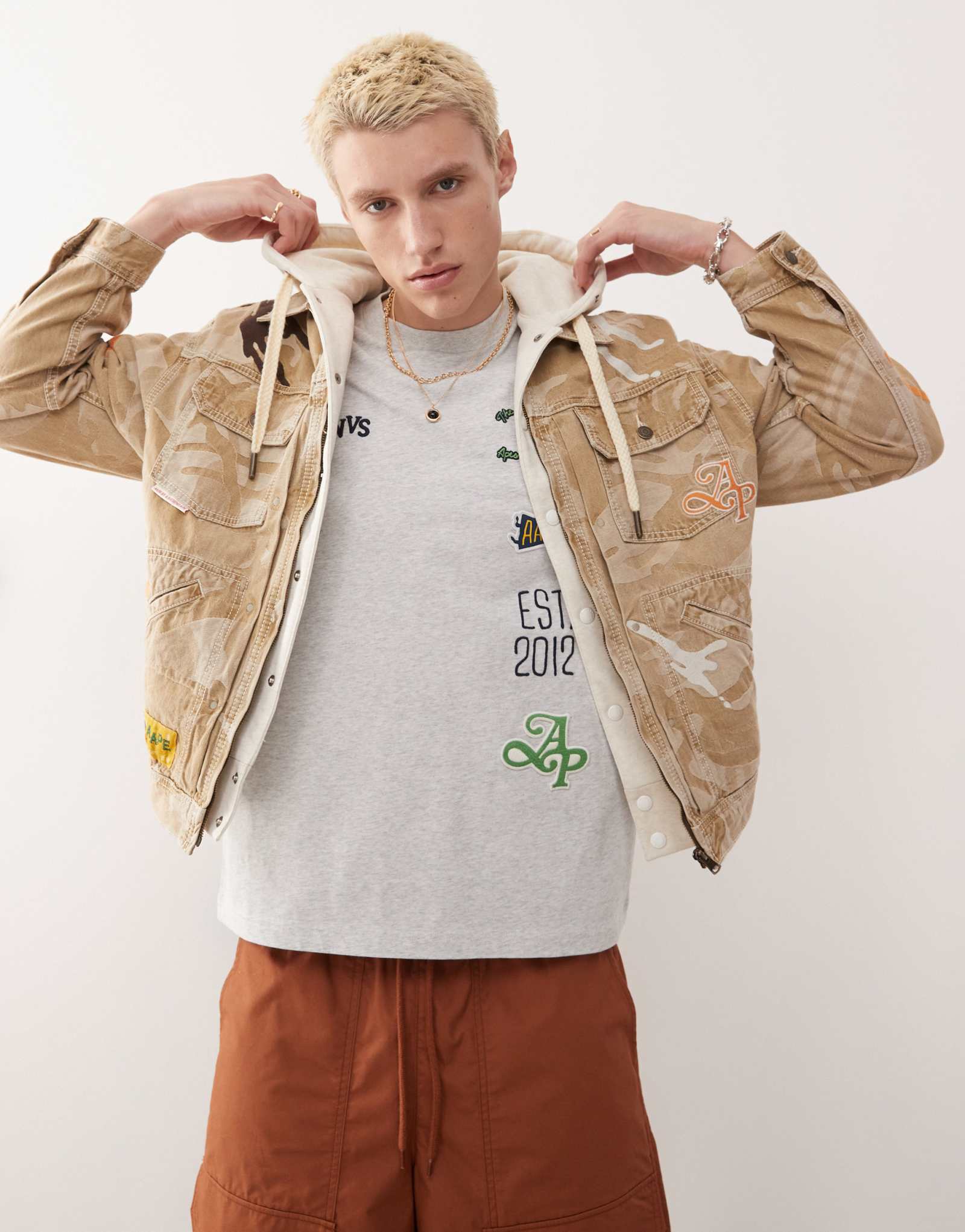 Камуфляжная джинсовая куртка AAPE BY A BATHING APE бежевого цвета