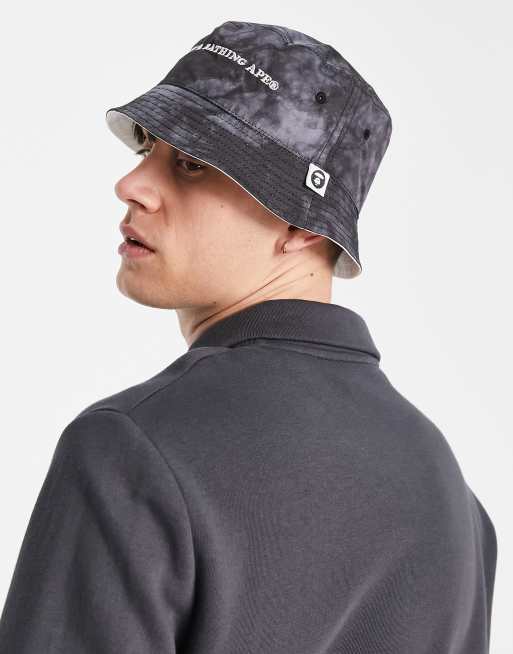 AAPE By A Bathing Ape – Kremowo-czarny dwustronny kapelusz typu bucket ze wzorem kamuflażowym i logo