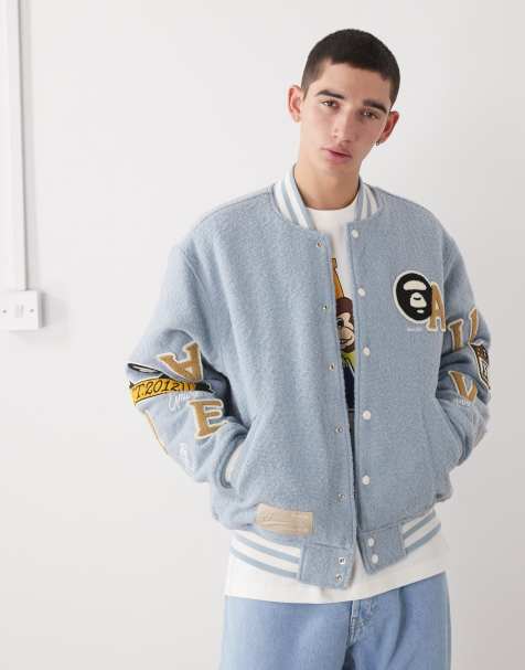 Aape By A Bathing Ape – Ljusblå bomberjacka i collegestil med broderi på ärmen - view 1