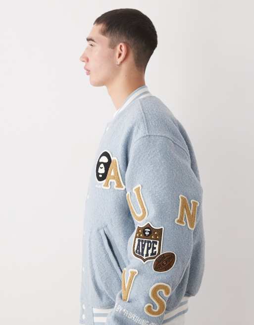 Aape By A Bathing Ape – Ljusblå bomberjacka i collegestil med broderi på ärmen, 4 av 5