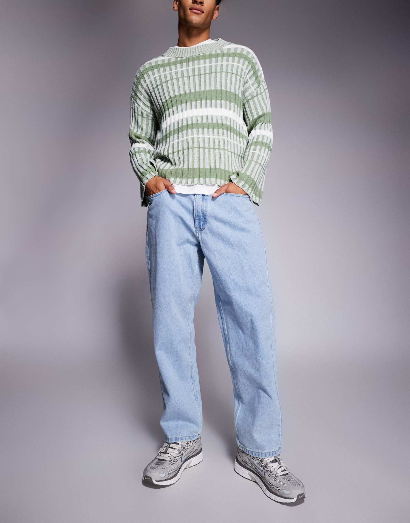 Джинсы свободного кроя Aape by A Bathing Ape светло-голубого цвета с вышивкой на штанинах