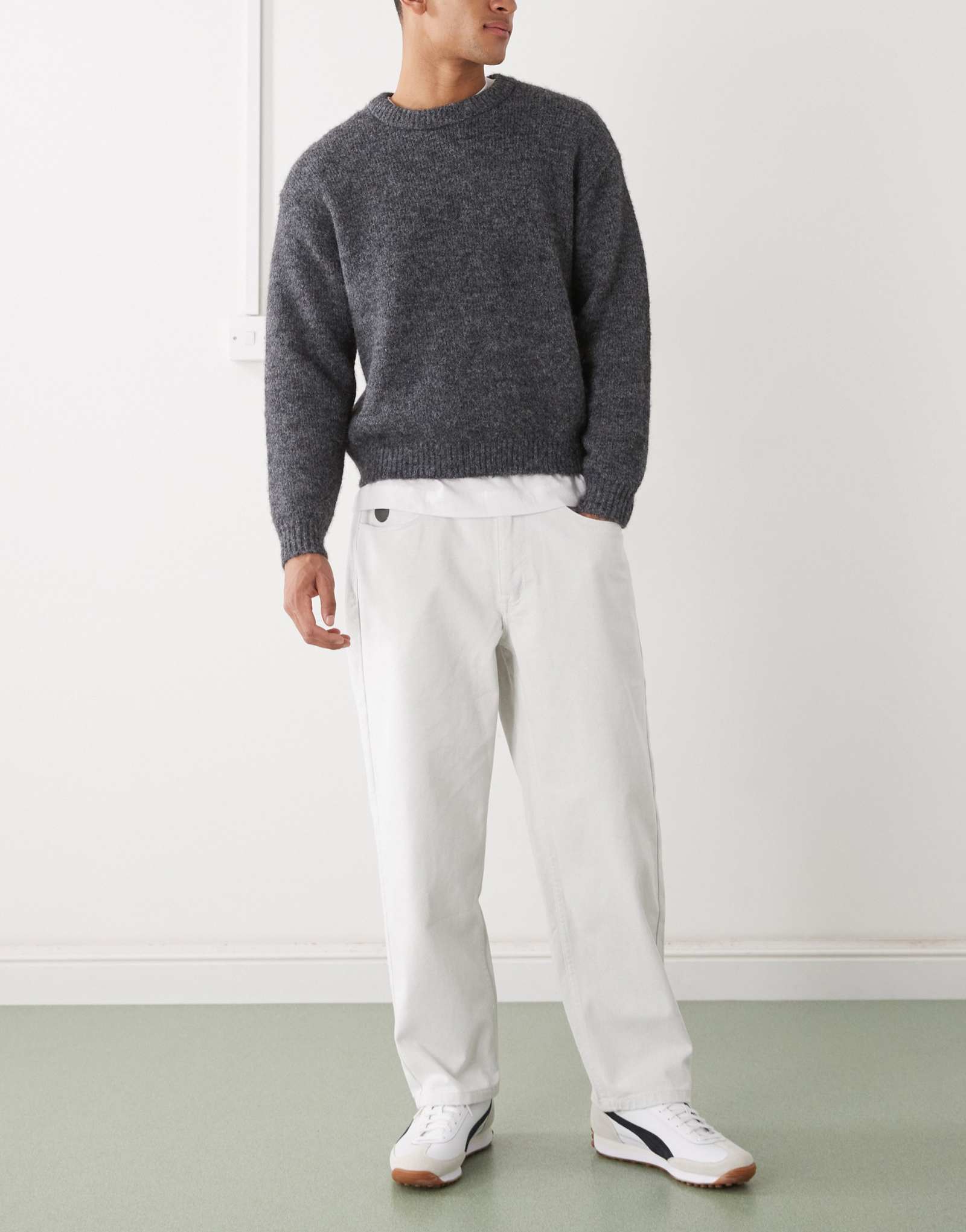 Джинсы свободного кроя Aape By A Bathing Ape темно-белого цвета с вышивкой на штанинах