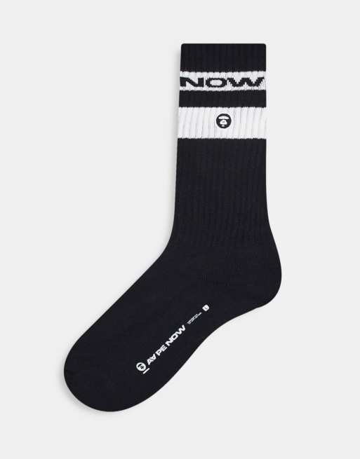 AAPE BY A BATHING APE® – Now – Socken in Schwarz mit weißen Sportstreifen und Logoprint