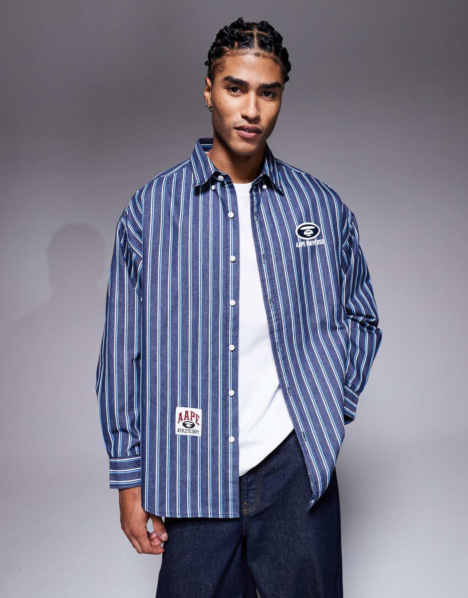 Aape by A Bathing Ape - объемная рубашка в полоску с длинными рукавами темно-синего цвета с вышивкой на спине