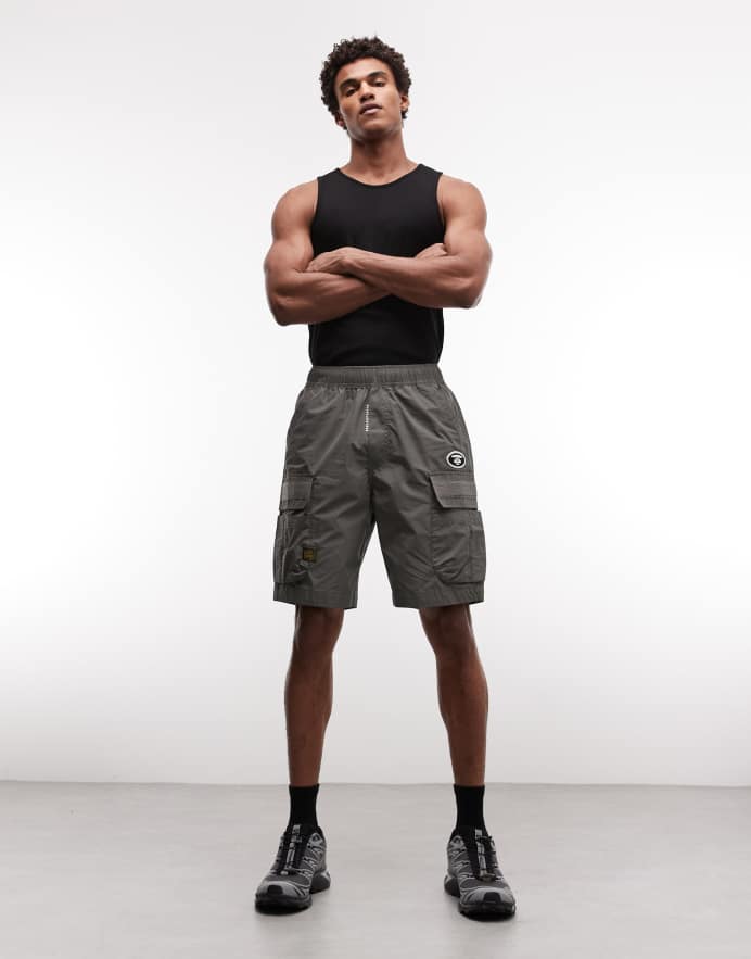 Aape By A Bathing Ape® pantalones cortos cargo en gris oscuro
