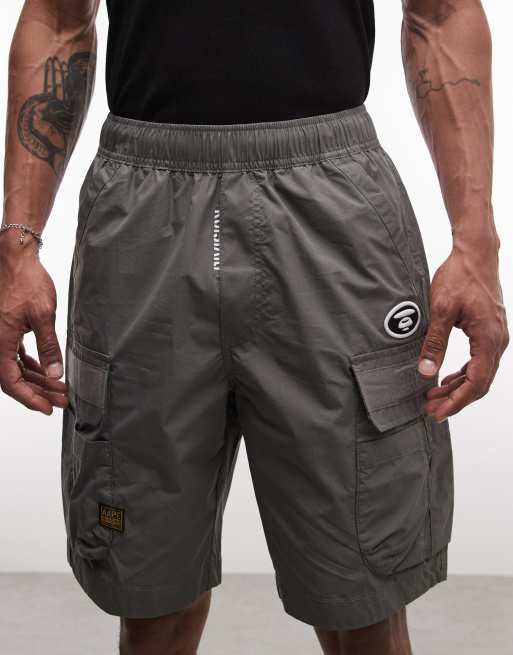 AAPE BY A BATHING APE - pantalones cortos cargo en gris oscuro, 2 de 5