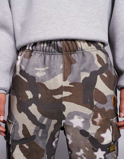 Aape by A Bathing Ape - Pantaloni cargo ampi marroni con stampa mimetica, 4 di 5