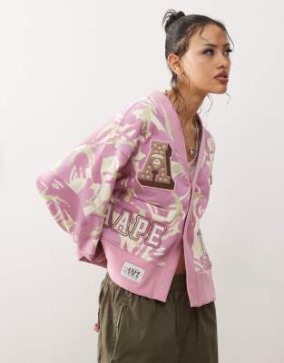 AAPE by A BATHING APE - Strickjacke in Rosa mit mehrfarbigem Military-Muster