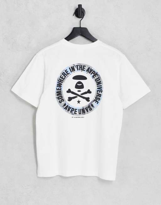 AAPE By A Bathing Ape – Vit t-shirt med kamouflagemönstrat tryck med dödskalle och korsade ben