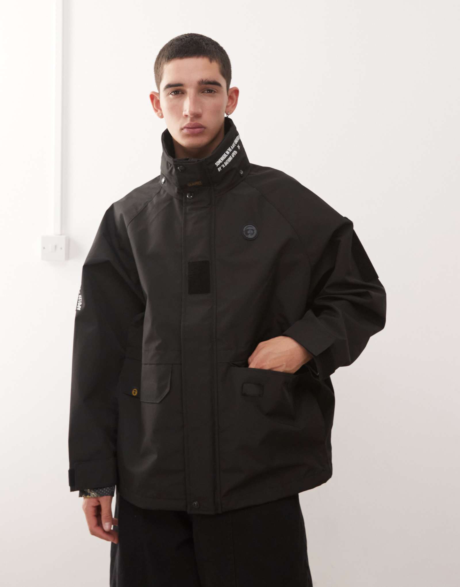 Водостойкий дождевик Aape by A Bathing Ape черного цвета с нанесенным логотипом