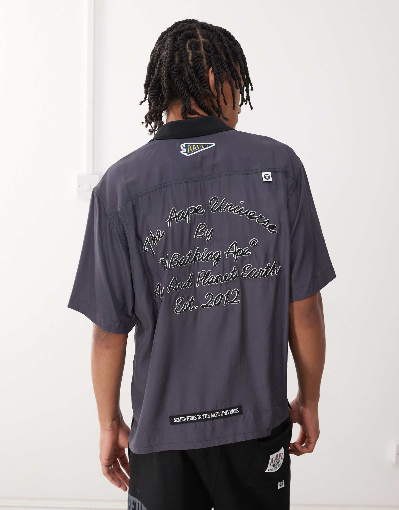 Рабочая рубашка с коротким рукавом Aape by A Bathing Ape темно-серого цвета с вышивкой на спине 