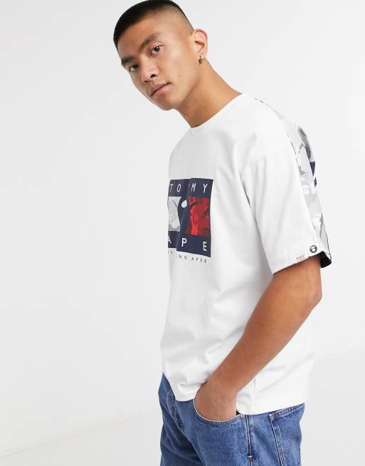 AAPE By A Bathing Ape x Tommy Jeans - T-shirt bianca con logo a bandierina, 4 di 4