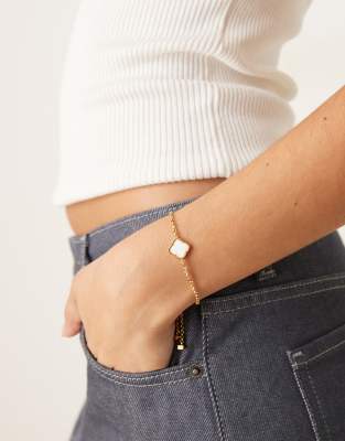 Abbott Lyon Abbott Lyon faux pearl clover adjustable bracelet in 18k gold plated waterproof stainless steel