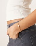 [Abbott Lyon] Abbott Lyon faux pearl clover adjustable bracelet in 18k gold plated waterproof stainless steel No Size GOLD
