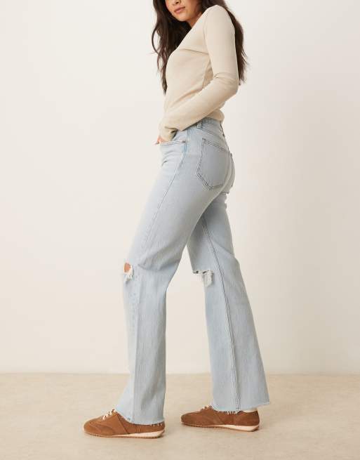 Abercrombie & Fitch 90s relaxed jeans with knee rip in light wash blue, 3 of 5