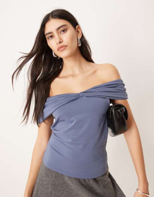 Abercrombie & Fitch – Asymetrycznie skręcony top z odsłoniętymi ramionami w kolorze indygo