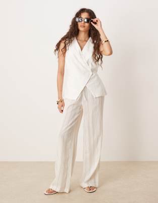 Abercrombie & Fitch Asymmetric Tailored Linen Mix Vest In White