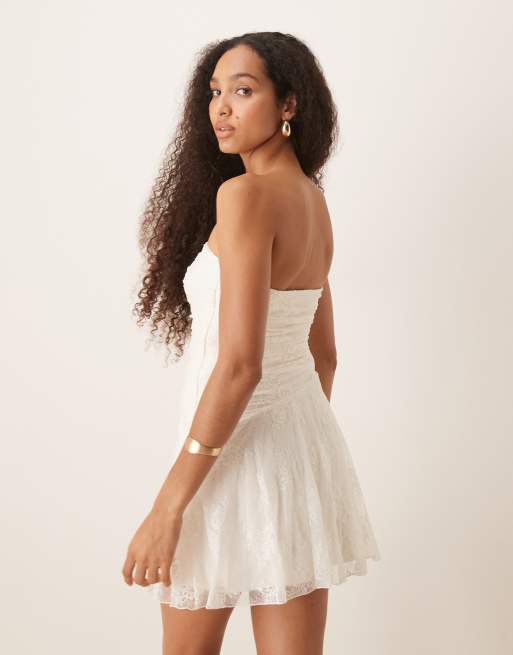 Abercrombie & Fitch - Asymmetrische strapless mini jurk van kant in wit, 2 van 4