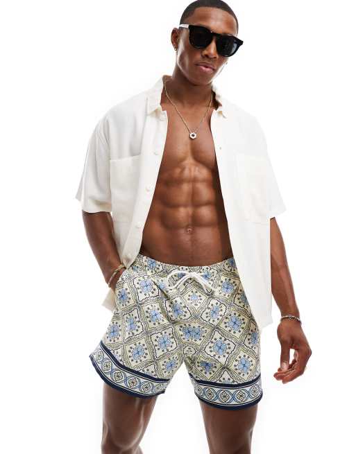 Abercrombie & Fitch – Badeshorts zum Überziehen in Gelb mit Fliesenmuster, 5 Zoll Schrittlänge