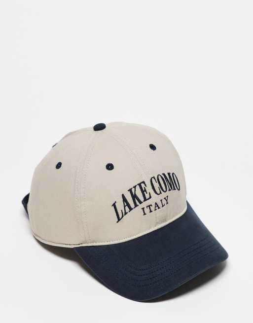 Abercrombie & Fitch - Bestemmingsbaseballpet met 'Lake Como'-print in crème/marineblauw