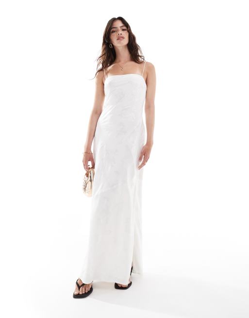 Abercrombie & Fitch – Biała satynowa sukienka maxi w żakardowy wzór