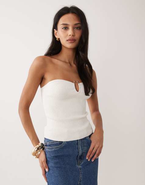 Abercrombie & Fitch – Biały usztywniany top z dekoltem bandeau i metalowymi detalami - view 1